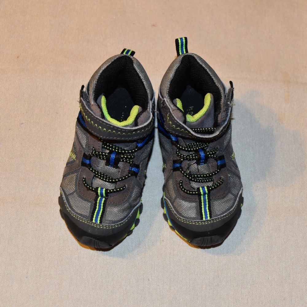 Boys Size 7 high top Sneakers